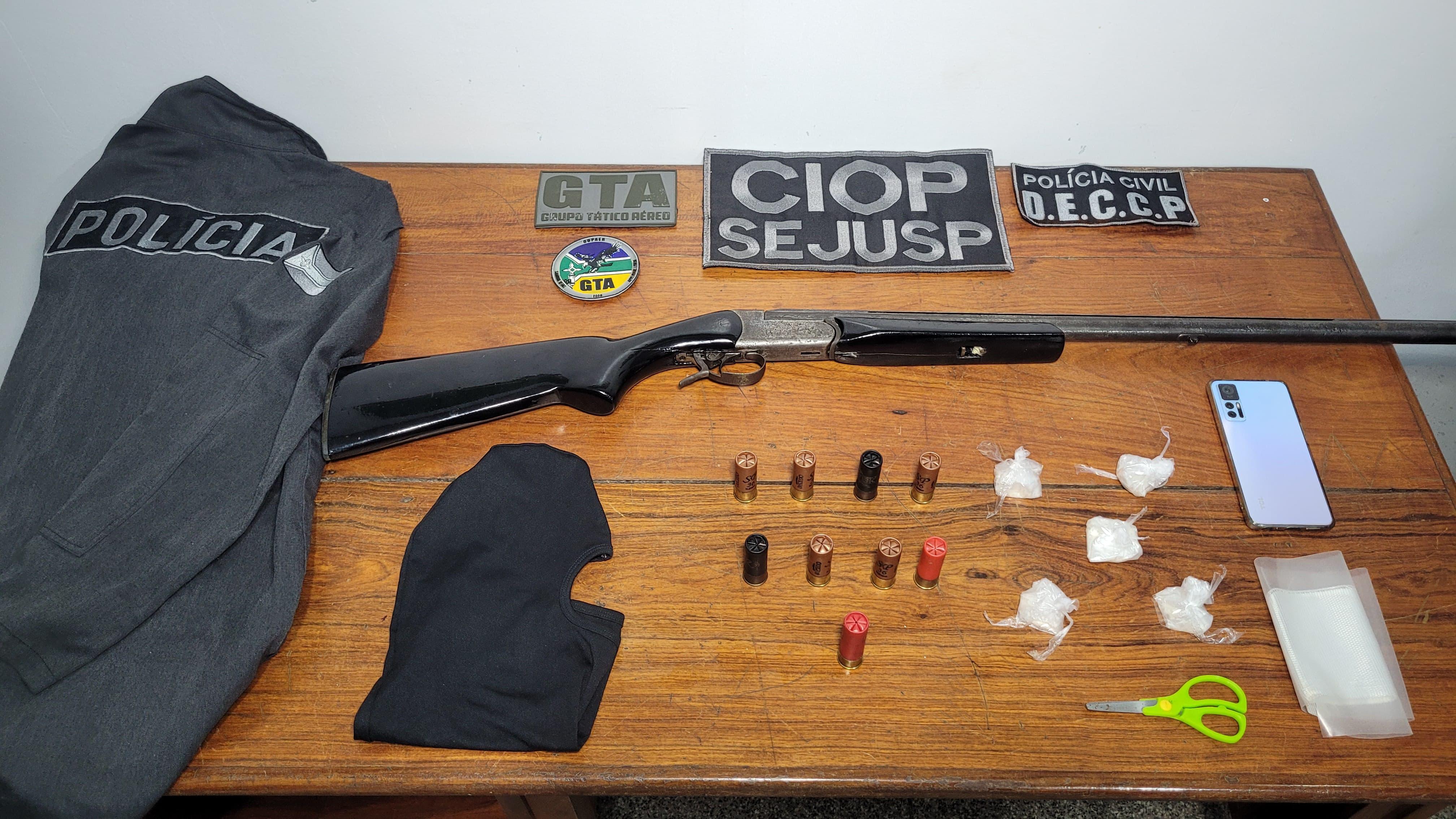 EM MACAPÁ, POLÍCIA CIVIL, COM O APOIO DA CIOP/SEJUSP E DO GTA, PRENDE INTEGRANTE DE GRUPO CRIMINOSO EM FLAGRANTE E APREENDE ESPINGARDA, MUNIÇÕES E DROGAS